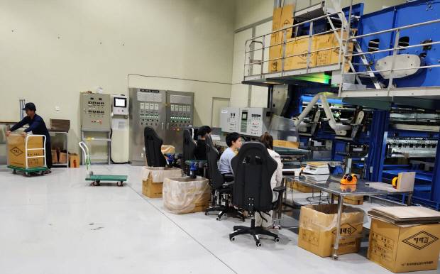 해남군 화산면  만호해역 인근에 있는 김가공 공장에서 공공형 계절근로자들이 김 포장 작업을 하고있다.