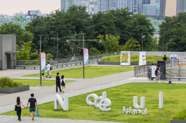 서울 노들섬 중앙광장 ‘노들스퀘어’. 공연과 휴식, 일상이 어우러진 열린 공간이다.  
 <노들섬 제공>