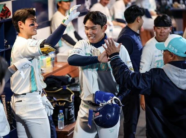 1일 창원NC파크에서 열린 프로야구 NC 다이노스와 롯데 자이언츠의 경기에서 NC 신인 내야수 신재인이 8회 말 동점 2점 홈런을 친 후 덕 아웃에서 동료 선수들의 축하를 받고 있다. /NC 다이노스