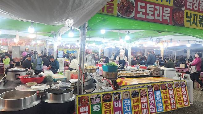 벚꽃 핀 모전천에 매년 찾아 오는 축제꾼들의 음식 포장마차. /고성환 기자