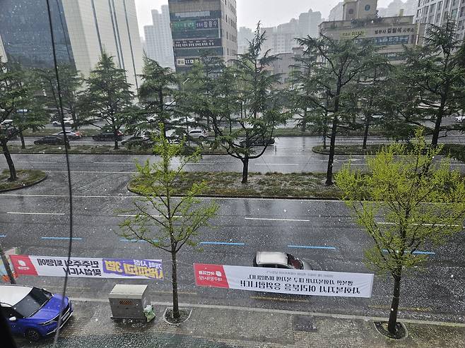 6일 오후 1시 40분쯤 대구 수성구 벤처밸리네거리 인근에서 비가 내리는 가운데 우박이 쏟아지고 있다. /김재욱기자