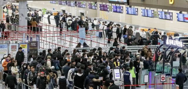 김해공항이 여행객들로 붐비고 있다. 부산일보DB