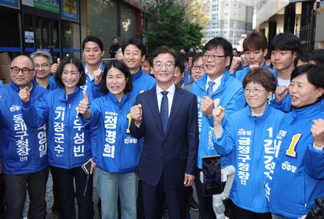 더불어민주당 전재수 의원이 지난 2일 부산 동구 해양수산부 청사에서 기자회견을 열고 부산시장 출마 선언을 하고 있다. 이재찬 기자 chan@