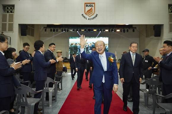 김승연 회장이 지난 4일 북일고 개교 50주년 기념 행사에 참석해 인사하고 있다.[출처=한화]