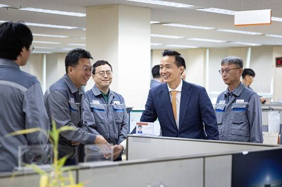 김동관 한화그룹 부회장이 지난 2023년 한화오션 거제사업장에 방문해 직원들과 인사를 나누고 있는 모습.[출처=한화]