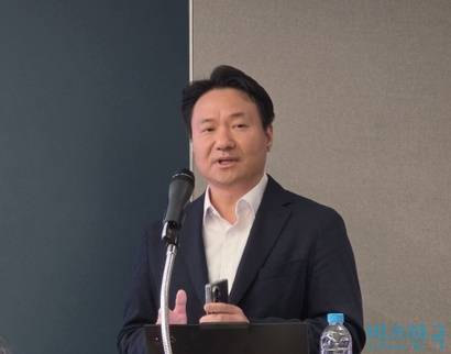 전인석 삼천당제약 대표의 발표가 끝난 이후 이어진 질의응답 시간에 회사 측 입장에서 발언한 인물. 당사자와 회사 측은 누구인지 밝히지 않았지만 취재 결과 이 인물은 삼천당제약과 2019년 ‘무채혈 혈당측정기’ 상용화 사업을 공동으로 추진한 파트너사 디오스파마의 석상제 대표로 확인됐다. 사진=최영찬 기자