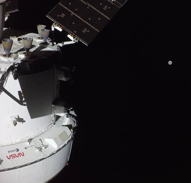 2일(현지시간) 아르테미스 2호 임무 이틀째, 달을 향해 비행 중인 오리온 우주선과 멀리 보이는 달의 모습.(출처=나사(NASA) 공식 홈페이지)