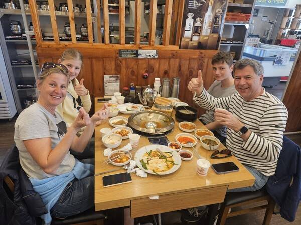 흑염소 요리전문점을 찾는 외국인 관광객 [제공=천복집흑염소]