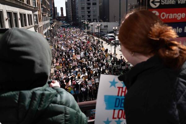 3월 28일 미국 시카고에서 벌어진 반 트럼프 시위. 게티이미지 AFP 연합뉴스