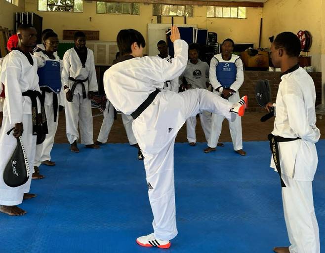 태권도 봉사단 단원들이 짐바브웨에서 수련생들을 지도하고 있다. 사진=태권도진흥재단