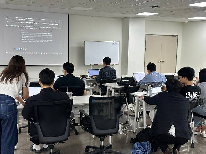 코스맥스 사내 AI 교육과정 진행 모습.(사진=코스맥스)