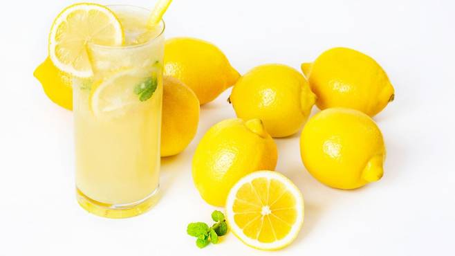 레몬을 꾸준히 섭취하면 건강에 다양한 도움을 받을 수 있다|출처: 클립아트코리아