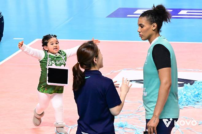 2023-24시즌 딸 시아나와 함께 코트에 선 실바