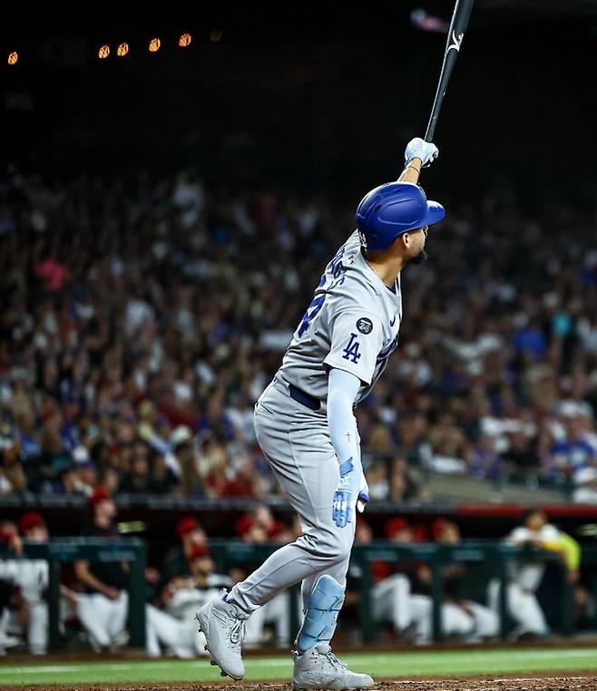 (앤디 파헤스가 타석에서 자신이 친 홈런성 타구를 바라보고 있다)