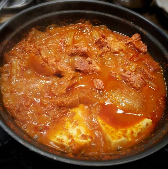 김치찌개를 싫어하는 한국인은 거의 없다. 혈당이 높은 사람은 김치찌개 재료 및 양념에도 신경을 좀 쓸 필요가 있다. 양파와 두부처럼 혈당지수가 낮은 재료의 비중을 늘리고, 고추장 사용을 최소화하는 게 좋다. 김치찌개는 국물보다 건더기 중심으로 먹고, 식사를 채소→단백질→밥 순으로 하고, 식후 10~30분 걸으면 혈당이 훨씬 덜 오른다. 사진=게티이미지뱅크