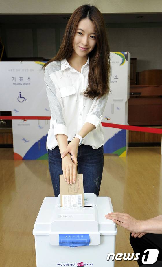 2014년 당시 연기자 윤세인(27·본명 김지수) 씨가 6·4지방선거 사전투표 첫날인 30일 대구시 수성구 범어1동 주민센터를 찾아 투표하고 있다. 윤세인은 김부겸 당시 새정치민주연합 대구시장 후보의 딸이었다.. 2014.5.30 ⓒ 뉴스1 DB