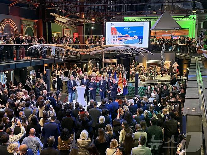 과거 기차역이자, 현재 니스의 대표적 복합문화공간인 '가르 뒤 쉬드'(Gare du Sud)를 통대관해서 진행한 사전 저녁 행사ⓒ 뉴스1 윤슬빈 관광전문기자