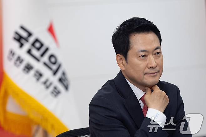 장동혁 국민의힘 대표가 6일 인천 남동구 인천시당에서 열린 인천 현장최고위원회의에서 생각에 잠겨 있다. 2026.4.6 ⓒ 뉴스1 유승관 기자