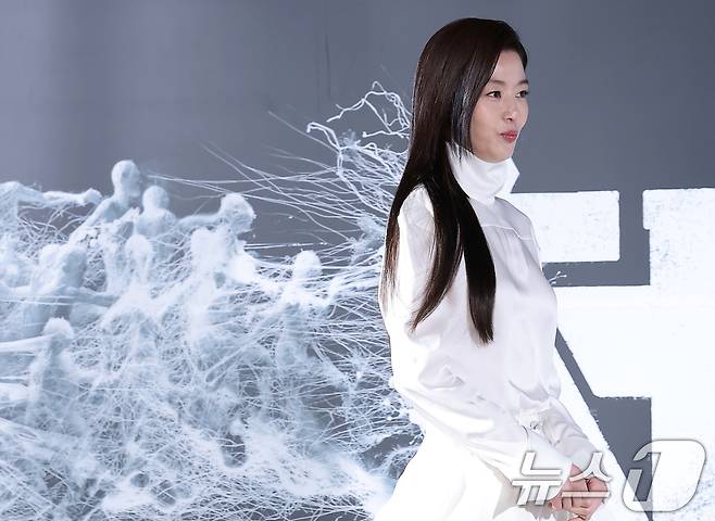 배우 전지현이 6일 서울 용산구 CGV용산아이파크몰에서 열린 영화 '군체'(감독 연상호) 제작보고회에 참석하고 있다. ⓒ 뉴스1 권현진 기자