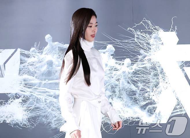 배우 전지현이 6일 서울 용산구 CGV용산아이파크몰에서 열린 영화 '군체'(감독 연상호) 제작보고회에 참석하고 있다. ⓒ 뉴스1 권현진 기자