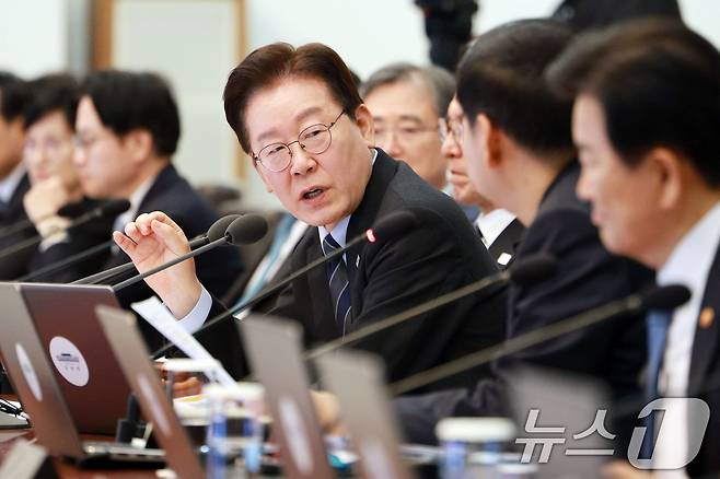 이재명 대통령이 6일 청와대에서 열린 국무회의 겸 제4차 비상경제 점검회의에서 구윤철 부총리 겸 재정경제부 장관과 대화하고 있다. 2026.4.6 ⓒ 뉴스1 이재명 기자