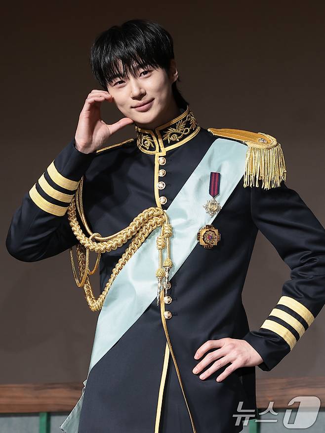 배우 변우석이 6일 오후 서울 강남구 조선팰리스 서울 강남에서 열린 MBC 새 금토드라마 ‘21세기 대군부인’(극본 유지원/연출 박준화) 제작발표회에 참석해 포즈를 취하고 있다. ‘21세기 대군부인’은 21세기 입헌군주제를 배경으로 모든 걸 가진 재벌이지만 신분이 고작 평민이라 짜증스러운 여자 성희주(아이유 분)와 왕의 아들이지만 아무것도 가질 수 없어 슬픈 이안대군(변우석 분)의 운명 개척 신분 타파 로맨스를 그린 드라마다. 2026.4.6 ⓒ 뉴스1 권현진 기자