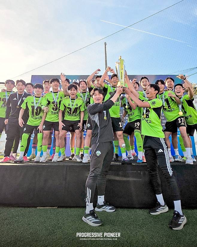 이베르컵 정상에 오른 전북 현대 유소년팀. (전북 현대 제공)