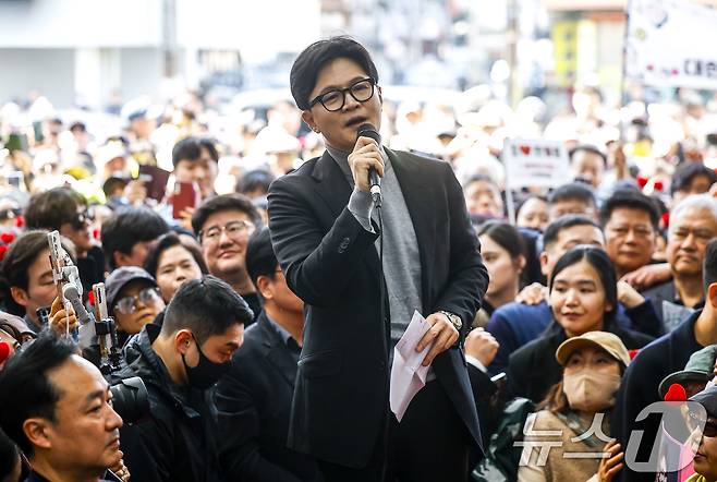 한동훈 전 국민의힘 대표가 22일 서울 동대문구 경동시장을 찾아 지지자들 앞에서 연설하고 있다. (공동취재) 2026.3.22 ⓒ 뉴스1 이호윤 기자