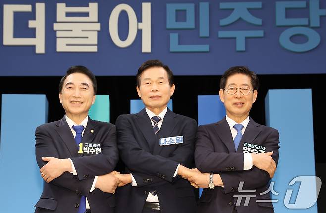 지난 2일 대전 유성구 대전MBC에서 진행된 더불어민주당 충남도지사 본경선 후보자 토론회에서 박수현(왼쪽부터), 나소열, 양승조 후보가 포즈를 취하고 있다. 2026.4.2 ⓒ 뉴스1 김기태 기자