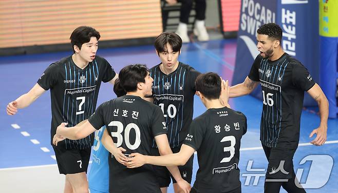 6일 충남 천안 유관순체육관에서 열린 프로배구 2025-2026 V리그 남자부 챔피언 결정전 3차전 대한항공과 현대캐피탈의 경기에서 현대캐피탈 득점에 성공하자 기뻐하고 있다. 2026.4.6 ⓒ 뉴스1 김기태 기자