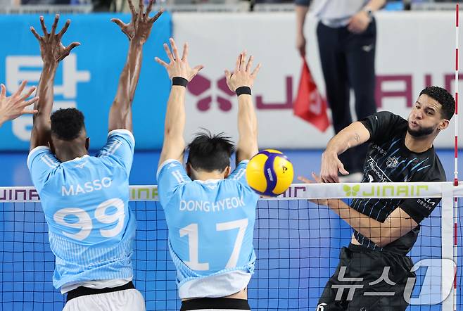 6일 충남 천안 유관순체육관에서 열린 프로배구 2025-2026 V리그 남자부 챔피언 결정전 3차전 대한항공과 현대캐피탈의 경기에서 현대캐피탈 레오가 공격을 시도하고 있다. 2026.4.6 ⓒ 뉴스1 김기태 기자