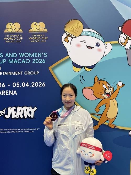 신유빈 선수가 동메달 획득 후, 미소를 지으며 포즈를 취하고 있다.(사진 | 매니지먼트 GNS)