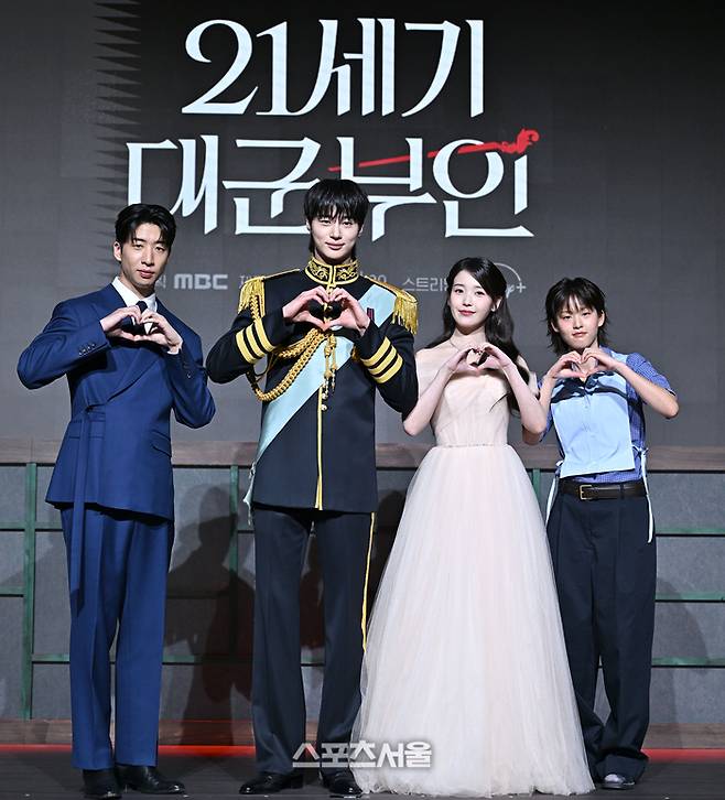 유수빈, 변우석, 아이유, 이안이 6일 조선 팰리스 서울 강남에서 열린 MBC 새 금토드라마 ‘21세기 대군부인’ 제작발표회에서 포즈를 취하고 있다. 2026. 4. 6. 최승섭기자 thunder@sportsseoul.com