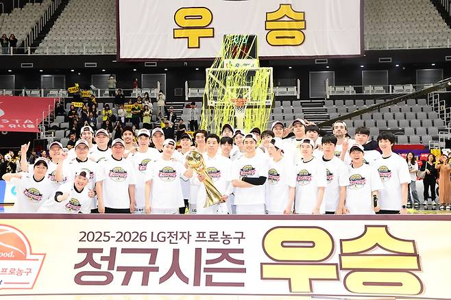 창원 LG 선수들이 3일 수원KT소닉붐아레나에서 열린 2025~2026 LG전자 프로농구 6라운드 KT전 승리 후 정규시즌 우승 세리머니를 하고 있다. 사진 | KBL