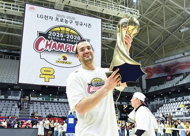 창원 LG 마레이가 3일 수원KT소닉붐아레나에서 열린 2025~2026 LG전자 프로농구 6라운드 KT전 승리 후 정규시즌 우승 트로피를 들고 포즈를 취하고 있다. 사진 | KBL