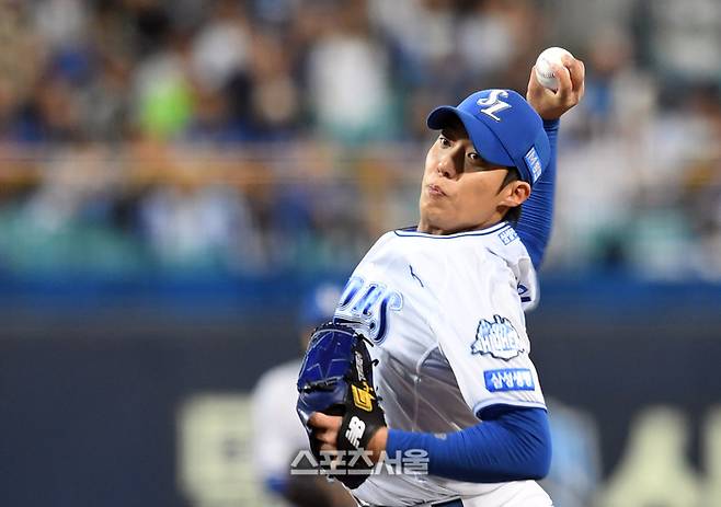 삼성 원태인이 22일 대구 삼성라이온즈파크에서 열린 2025 KBO리그 한화와의 플레이오프 4차전에 선발 등판해 힘차게 공을 던지고 있다. 대구 | 박진업 기자 upandup@sportsseoul.com