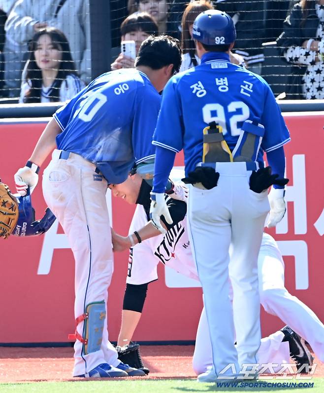 사과하는 김영웅과 괜찮다며 웃어보이는 김민수