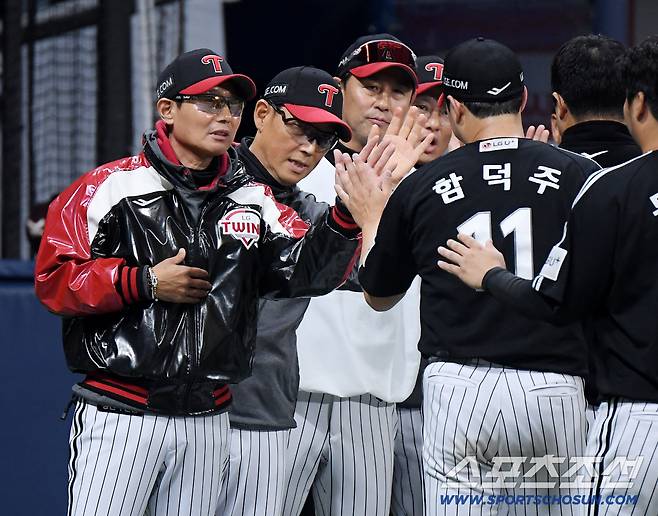 함덕주를 격려하는 사령탑