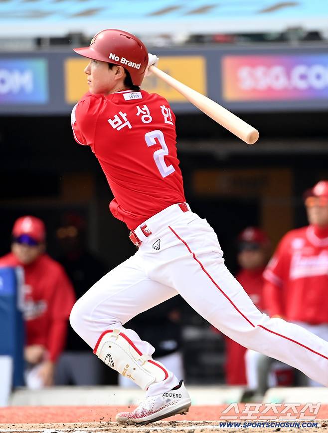 29일 인천SSG랜더스필드에서 열린 KIA와 SSG의 경기. 2회말 1사 1,2루 박성한이 2타점 2루타를 치고 있다. 인천=허상욱 기자wook@sportschosun.com/2026.03.29/