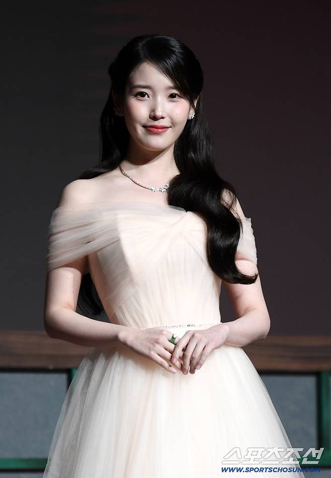 MBC 새 드라마 '21세기 대군부인' 제작발표회가 6일 조선팰리스 서울 강남에서 열렸다. 아이유가 포토타임을 갖고 있다. 강남=박재만 기자 pjm@sportschosun.com/2026.04.06/