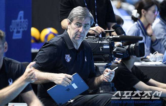 2일 인천 계양체육관에서 열린 V리그 남자부 챔피언결정전 대한항공과 현대캐피탈의 경기. 필립 블랑 감독이 생각에 잠겨 있다. 인천=박재만 기자 pjm@sportschosun.com/2026.04.02/