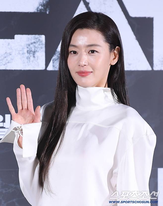 영화 '군체' 제작보고회가 6일 오전 서울 용산CGV에서 열렸다. 전지현이 포즈 취하고 있다.  정재근 기자 cjg@sportschosun.com/2026.4.6/