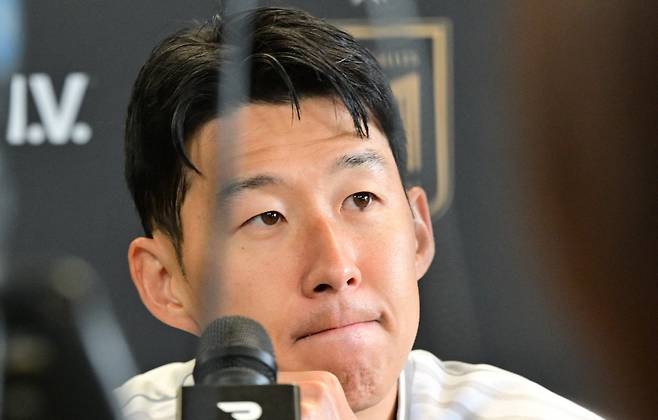 Los Angeles Football Club' South Korean player Son Heung-min (R) speaks with journalists at The Liquid I.V. Performance Center on the campus of Cal State LA in Los Angeles on February 20, 2026. LAFC will play against Miami during the MLS opening match on February 21. (Photo by Frederic J. Brown / AFP)

<저작권자(c) 연합뉴스, 무단 전재-재배포, AI 학습 및 활용 금지>