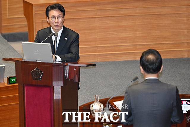 김민석 국무총리(왼쪽)가 6일 오후 서울 여의도 국회에서 열린 경제 분야 대정부 질문에서 유영하 국민의힘 의원의 질의에 답변하고 있다. /국회=남용희 기자