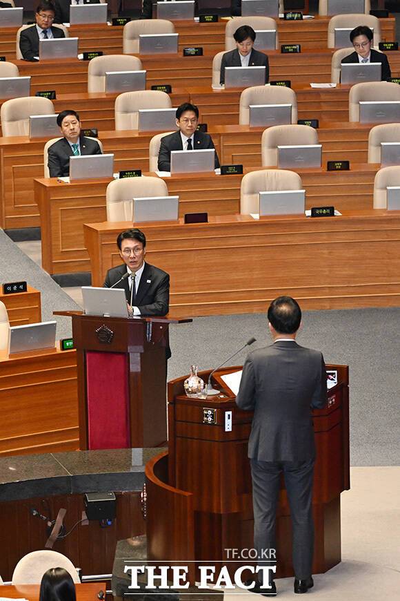 유영하 국민의힘 의원(오른쪽) 질문에 답하는 김 총리.