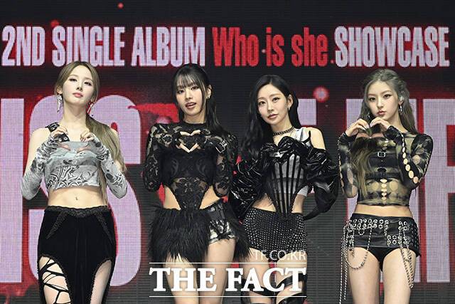 멤버들이 하트 포즈를 취하고 있다.