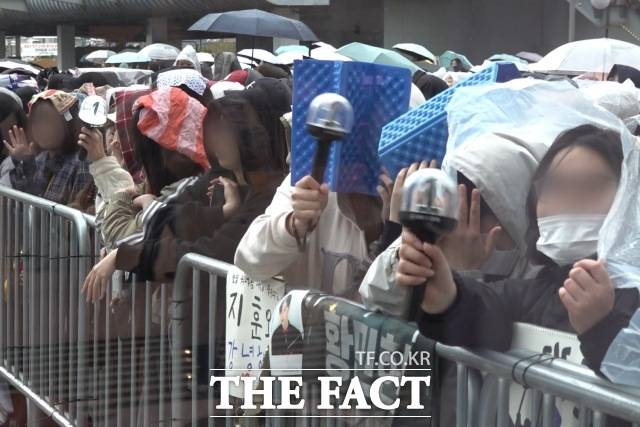 그룹 워너원(Wanna One)이 6일 오전 서울 마포구 DMC 문화공원에서 엠넷플러스(Mnet Plus) 새 예능 프로그램 'WANNA ONE GO : Back to Base'(워너원 고 : 백투베이스) 공개에 앞서 오프닝 세리머니 행사를 열고 팬들과 만나고 있다. /마포구=김민지 기자