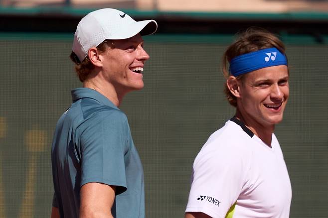 지주 베리스와 함께 몬테카를로 마스터스 복식에 출전한 시너(왼쪽). 게티이미지코리아