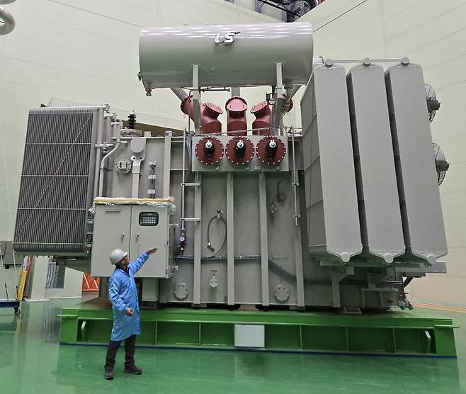 LS파워솔루션 울산 사업장에서 관계자가 초고압 변압기를 소개하는 모습. LS일렉트릭