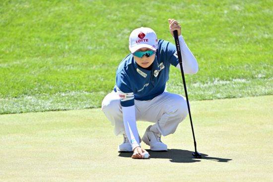 김효주가 아람코 챔피언십 4라운드 2번 홀에서 퍼팅 준비를 하고 있다. 라스베이거스=AFP연합뉴스